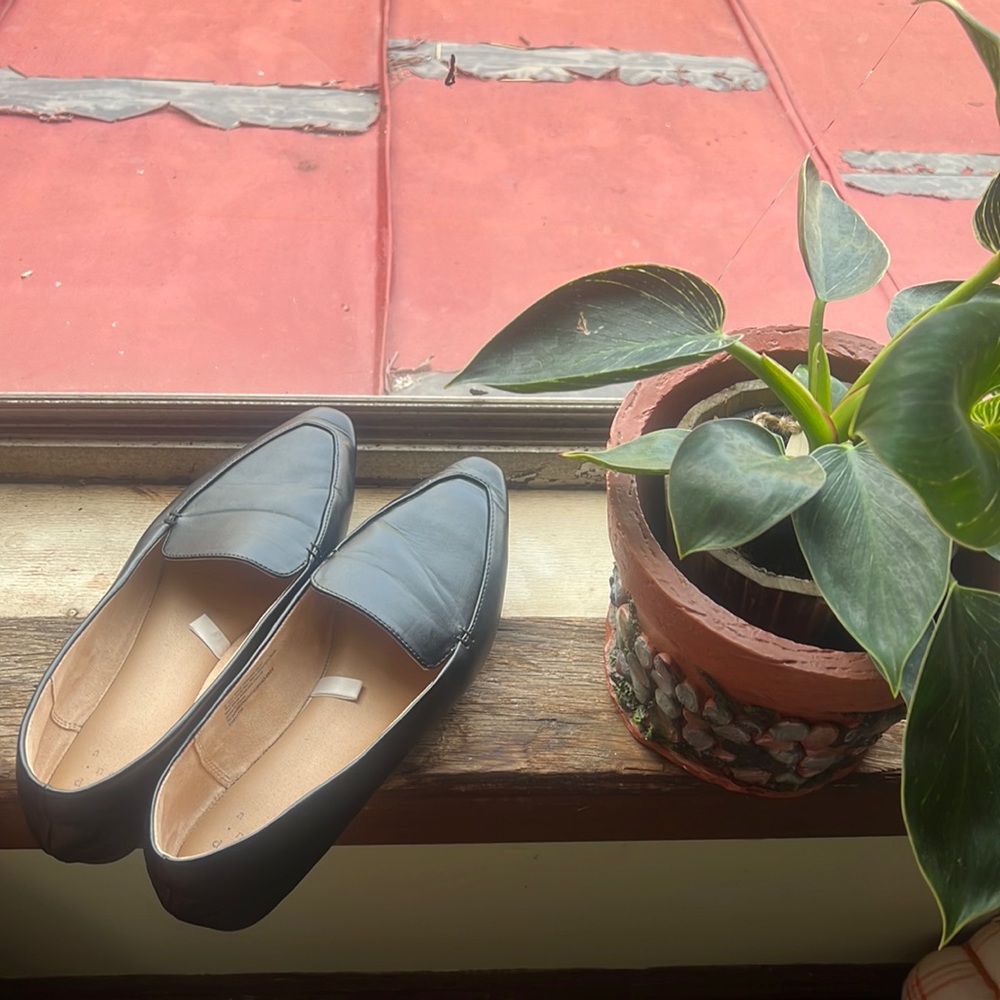 pointed black women’s flats- excellent condition